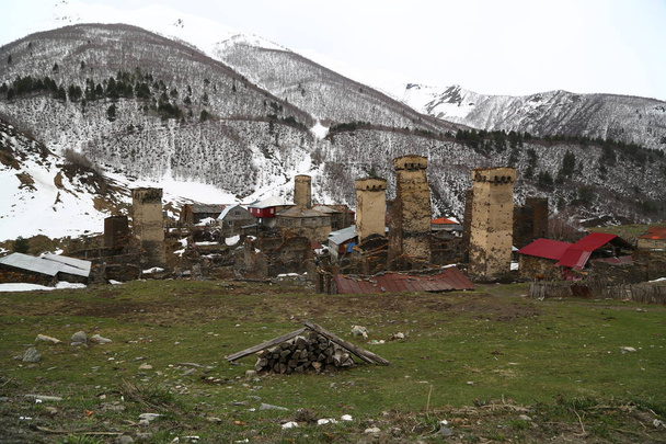 a grúziai Mestia a régi falu   - Fotó, kép