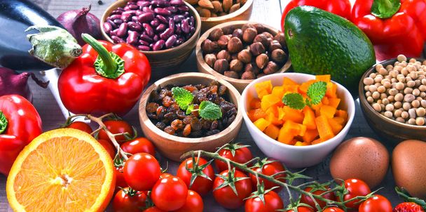 Válogatott bioélelmiszerek termékek az asztalon - Fotó, kép