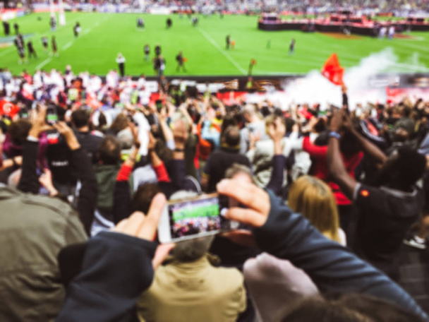 Wazige menigte toeschouwers op stadion bij een sportevenement - Foto, afbeelding