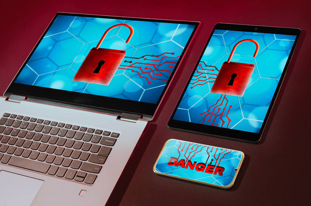 Cyber atak i wirus wykryte pojęcie. Laptop, smartfon i tablet w ramach cyberataku, wirus, malware. Obrazu  - Zdjęcie, obraz