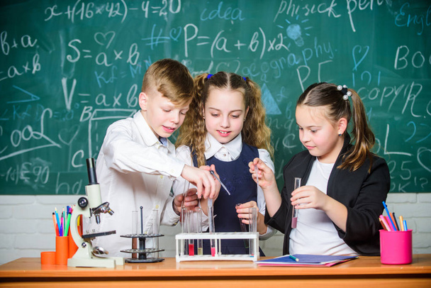 Little children at school lesson. Little kids learning chemistry in school lab. Chemistry. Back to school. students doing biology experiments with microscope. childrens day. Confident doctors team - Foto, Imagen