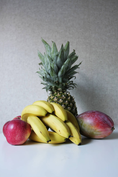 κοντινό πλάνο από διάφορα φρούτα στη λευκή επιφάνεια - Φωτογραφία, εικόνα