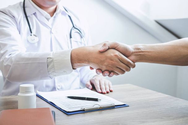 Doctor having shaking hands to congrats with patient after recom - Photo, Image