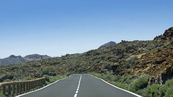 пишні серпантинні дороги на тихому вулкані
 - Фото, зображення