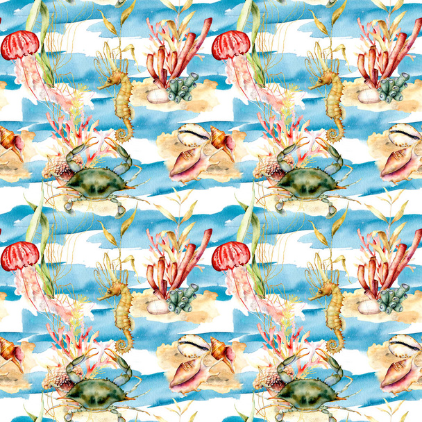 Aquarel onderwater naadloze patroon. Handgeschilderde krab, kwallen, Seahorse en shell illustratie geïsoleerd op blauwe achtergrond met strepen. Nautische illustratie voorontwerp, afdrukken, achtergrond. - Foto, afbeelding