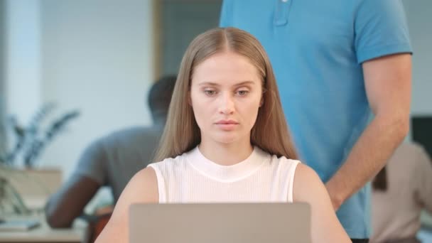 Férfi kéz így a masszázs fiatal nő dolgozik laptop számítógép coworking - Felvétel, videó