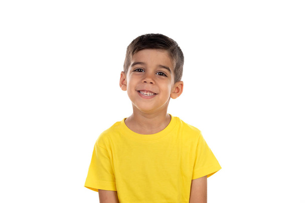 Szczęśliwy ciemny dziecko z żółtym t-shirt - Zdjęcie, obraz