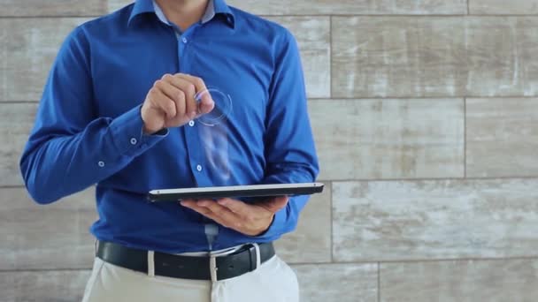 Hombre utiliza holograma con texto Salpicaderos de negocios
 - Imágenes, Vídeo
