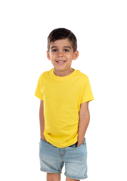 Onnellinen pieni poika keltaisessa t-paidassa valkoisella pohjalla
 - Valokuva, kuva