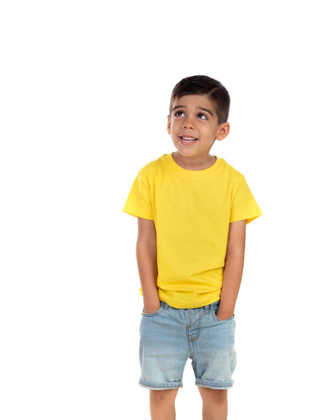 Niño feliz en camiseta amarilla aislado sobre un fondo blanco
 - Foto, imagen