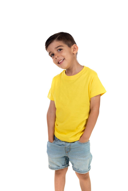Щасливий маленький хлопчик в жовтій футболці ізольований на білому тлі
 - Фото, зображення
