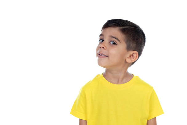 Щасливий маленький хлопчик в жовтій футболці ізольований на білому тлі
 - Фото, зображення