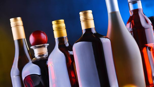 láhve nejrůznějších alkoholických nápojů. - Fotografie, Obrázek