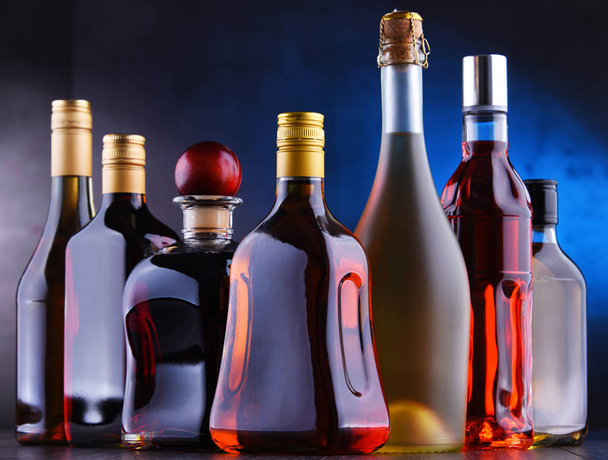 Botellas de bebidas alcohólicas variadas
. - Foto, Imagen