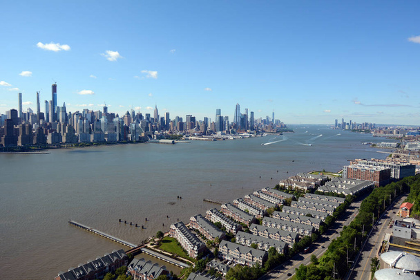 Manhattan Skyline, Hudson River e New York Harbor de Guttenberg, Nova Jersey
 - Foto, Imagem
