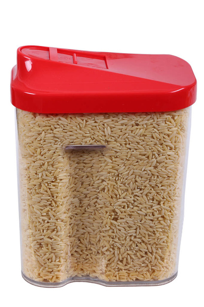 Granos de cebada de trigo en un recipiente de plástico
 - Foto, imagen