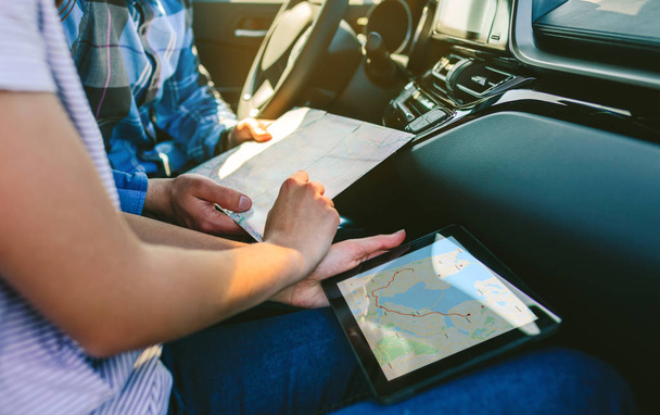 Couple comparing paper map and a gps navigator - Φωτογραφία, εικόνα