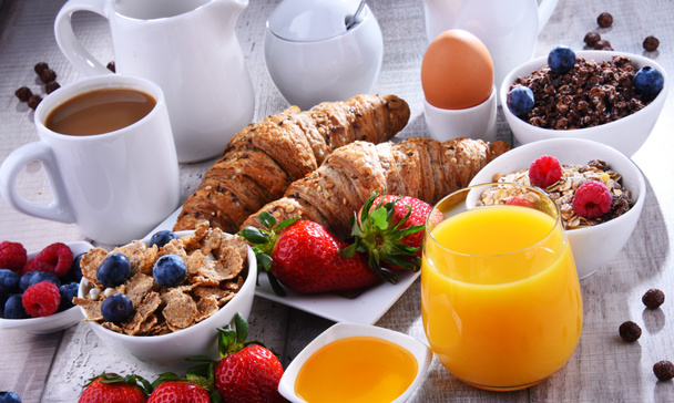 Café da manhã servido com café, suco, croissants e frutas
 - Foto, Imagem