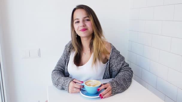 Schoonheid glimlachend meisje in Café tijdens koffiepauze. Slow Motion - Video