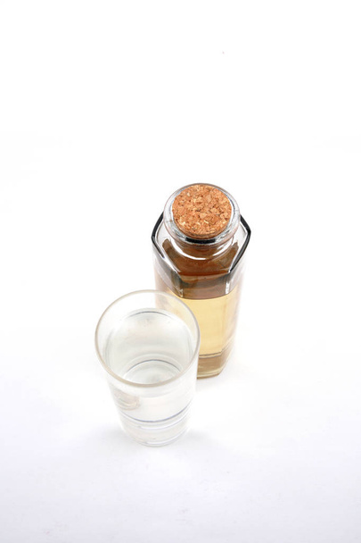 sauberes Wasser im Glas und schmutziges Wasser im Flaschenglas auf weißem Hintergrund - Foto, Bild