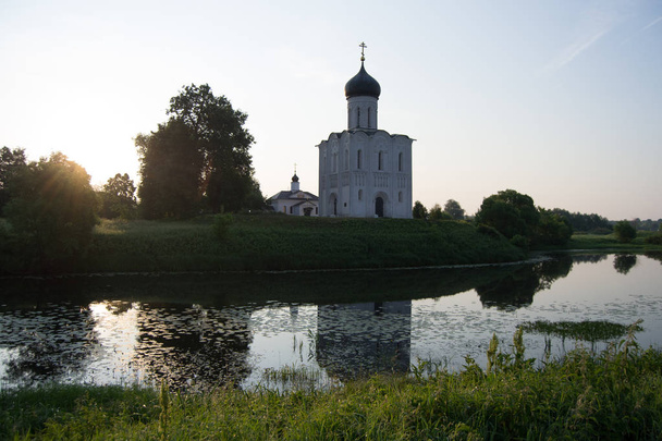 vanha venäläinen kirkko sumussa
 - Valokuva, kuva