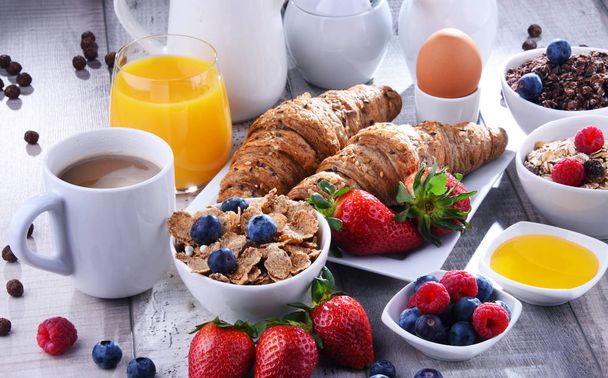 Desayuno servido con café, zumo, croissants y frutas
 - Foto, Imagen