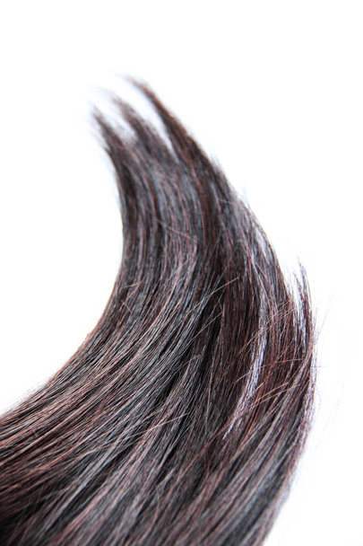 schwarze dunkle Haare isoliert auf weißem Hintergrund. brünett natürliche Haarverlängerung auf weißem Hintergrund - Foto, Bild
