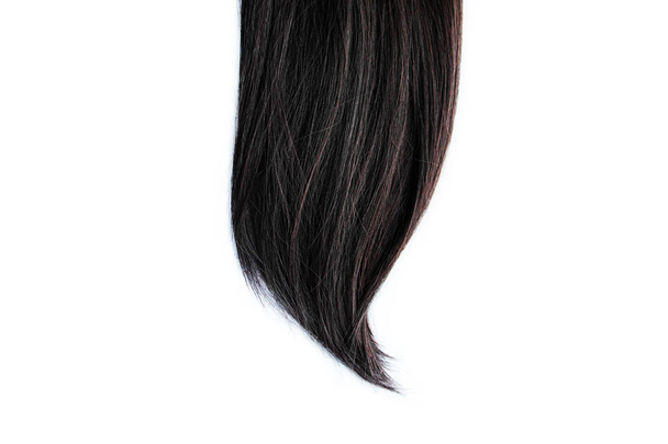 Cabelo preto escuro isolado no fundo branco. Brunette extensão do cabelo natural no fundo branco
 - Foto, Imagem
