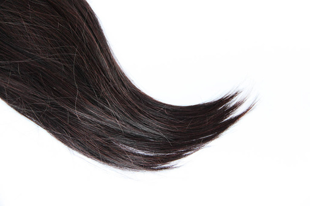 白い背景に隔離された黒い黒い髪。白い背景にブルネット自然な髪の延長 - 写真・画像