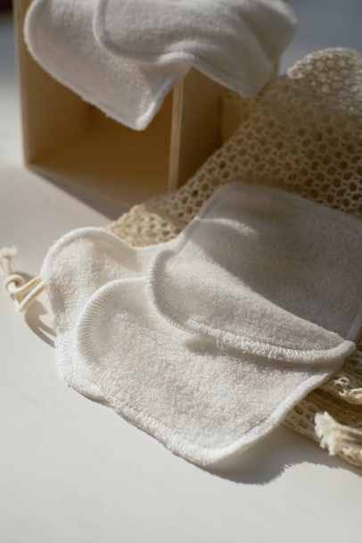 toallas pequeñas para lavar el maquillaje. Toallas de microfibra para una fácil limpieza
. - Foto, Imagen