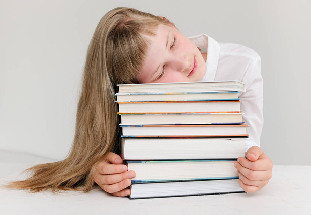 Roztomilá holčička spí na vrcholu knih - Fotografie, Obrázek