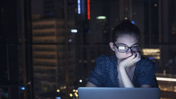 Working on computer at night - 写真・画像