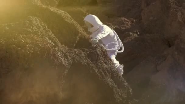 Мужественный астронавт в космическом костюме исследует красную планету Марс, покрытую туманом. Приключения. Космические путешествия, обитаемый мир и колонизация
 - Кадры, видео