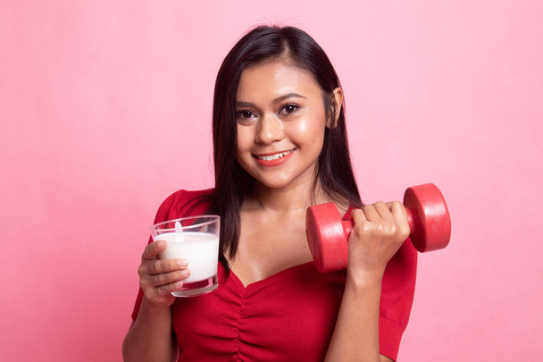 Healthy Asian woman drinking a glass of milk and dumbbell. - Foto, Imagem