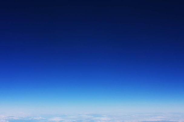 Mavi gökyüzü gradyanı beyaz buluttan koyu maviye - Fotoğraf, Görsel