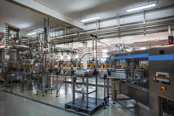 Automatische transportband van de productielijn van SAP op drankfabriek of fabriek, moderne geautomatiseerde industriële apparatuur - Foto, afbeelding