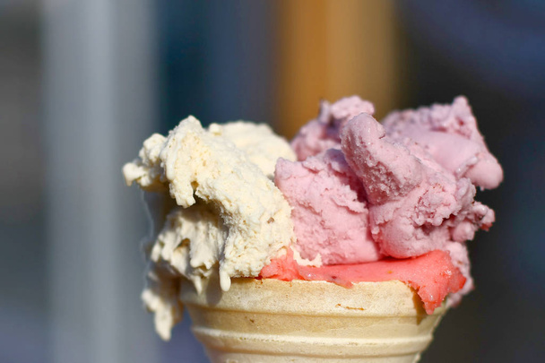 detailní pohled na ručně vyrobenou zmrzlinu v kuželu oplatky  - Fotografie, Obrázek
