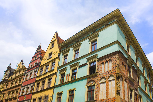 WROCLAW, POLONIA - 18 de junio de 2019: Elegante fachada de edificio en el casco antiguo de Wroclaw
 - Foto, Imagen