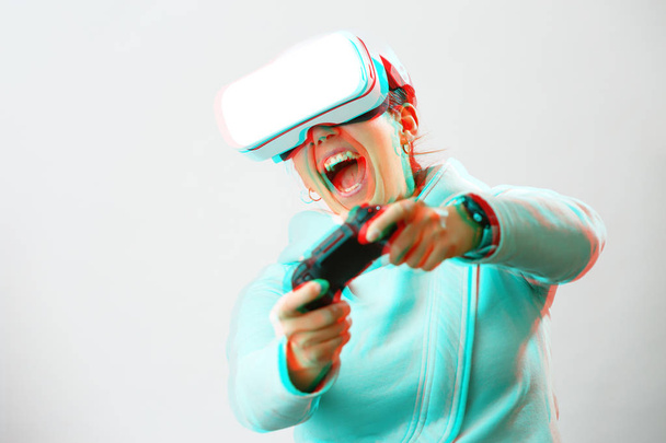 Kobieta z wirtualnej rzeczywistości zestaw słuchawkowy gra. Obraz z efektem usterki. - Zdjęcie, obraz