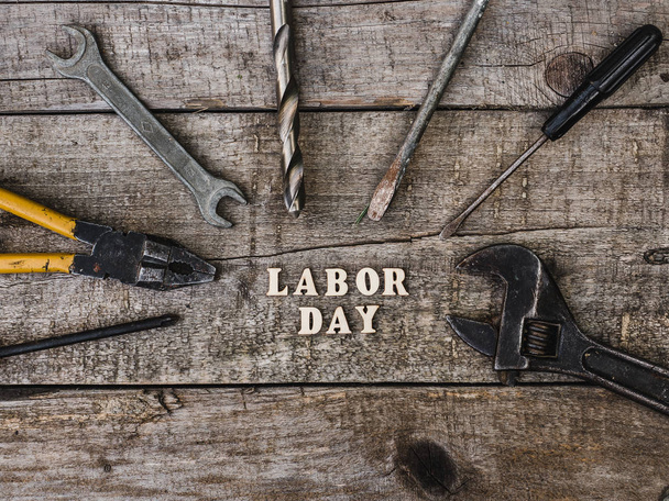労働者の日。手道具と木製の文字 - 写真・画像
