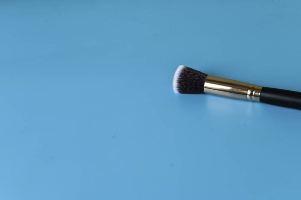 Make-up Pinsel auf blauem Hintergrund - Foto, Bild