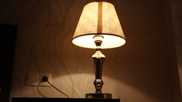 Nahaufnahme von roter Nachttischlampe im Hotelzimmer - Filmmaterial, Video