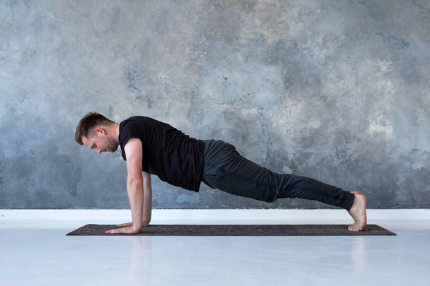 Sport caucasian young man doing full plank. - Foto, Imagen