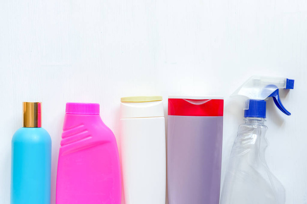 leere Reinigung farbige Plastikflaschen isoliert auf weißem Hintergrund. Waschmittelverpackungen. Haushaltschemie. - Foto, Bild