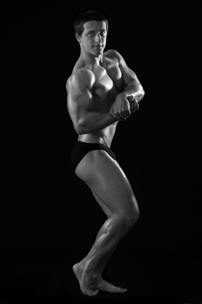 Joven hombre atractivo culturista con músculos de alivio
 - Foto, Imagen