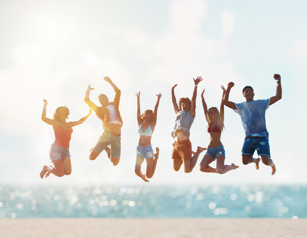 Felizes amigos sorridentes pulando na praia
 - Foto, Imagem