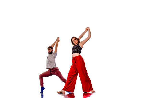 İki genç breakdancers birlikte dans - Fotoğraf, Görsel