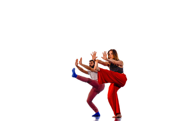 Tanssiva nuori pari valkoisella taustalla
 - Valokuva, kuva