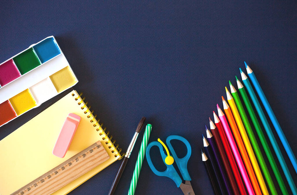 School supplies on dark blue background. Back to school concept - Foto, Bild