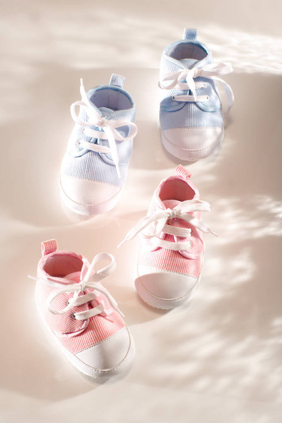 İki çift bir bebek erkek ve bir kız küçük sevimli Ayakkabı - Fotoğraf, Görsel